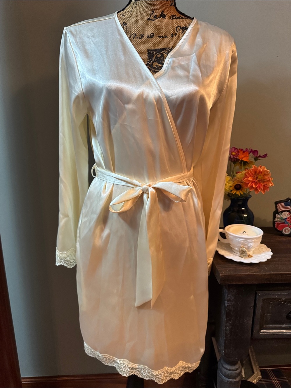 Vintage Enchanting Wrap Robe in Light Yellow with Lace Trim. Size Small.